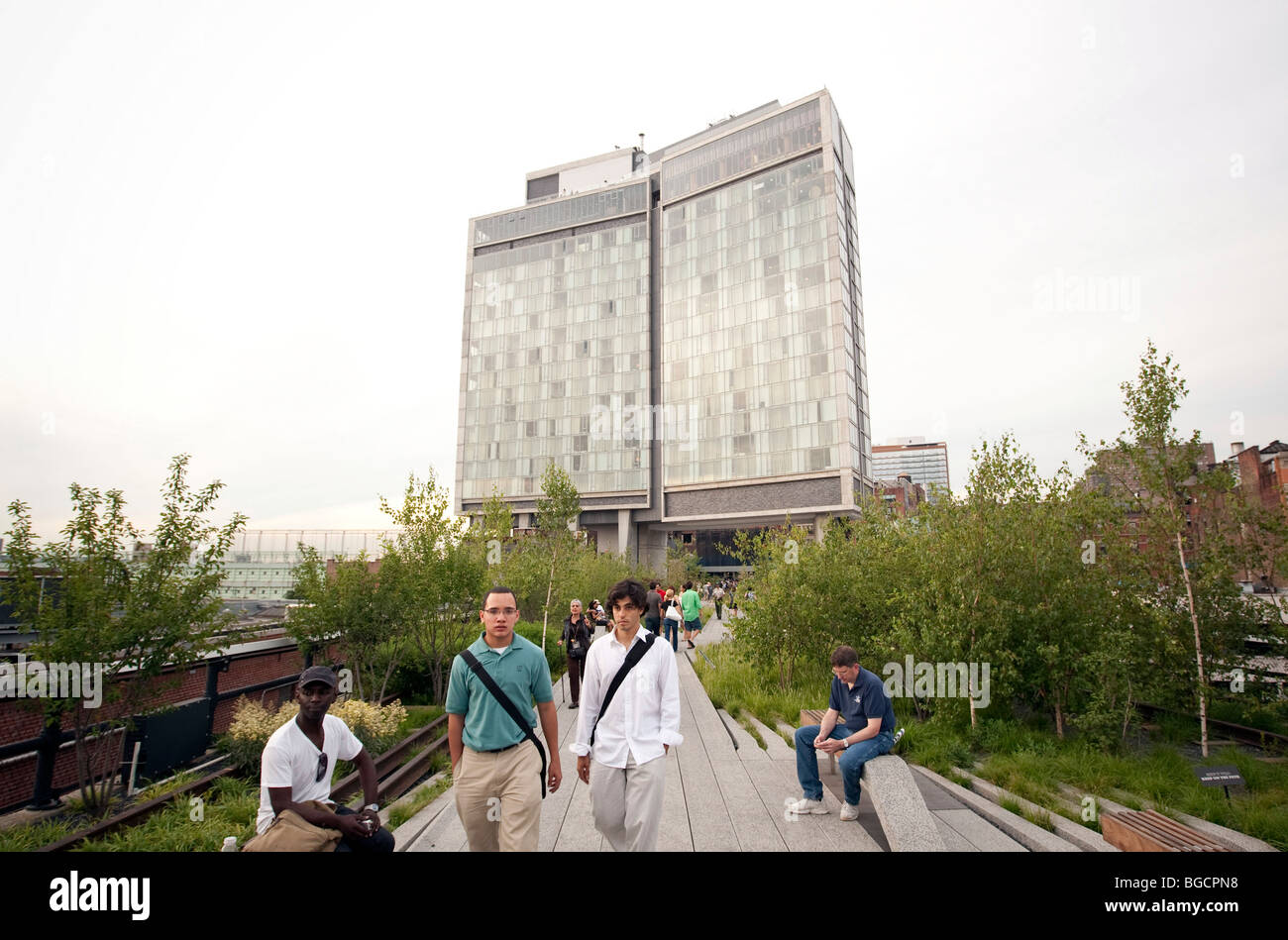 Vista di Andre Balazs Standard Hotel che si affaccia sulla linea alta elevata Park a New York STATI UNITI D'AMERICA 15 Luglio 2009 Foto Stock