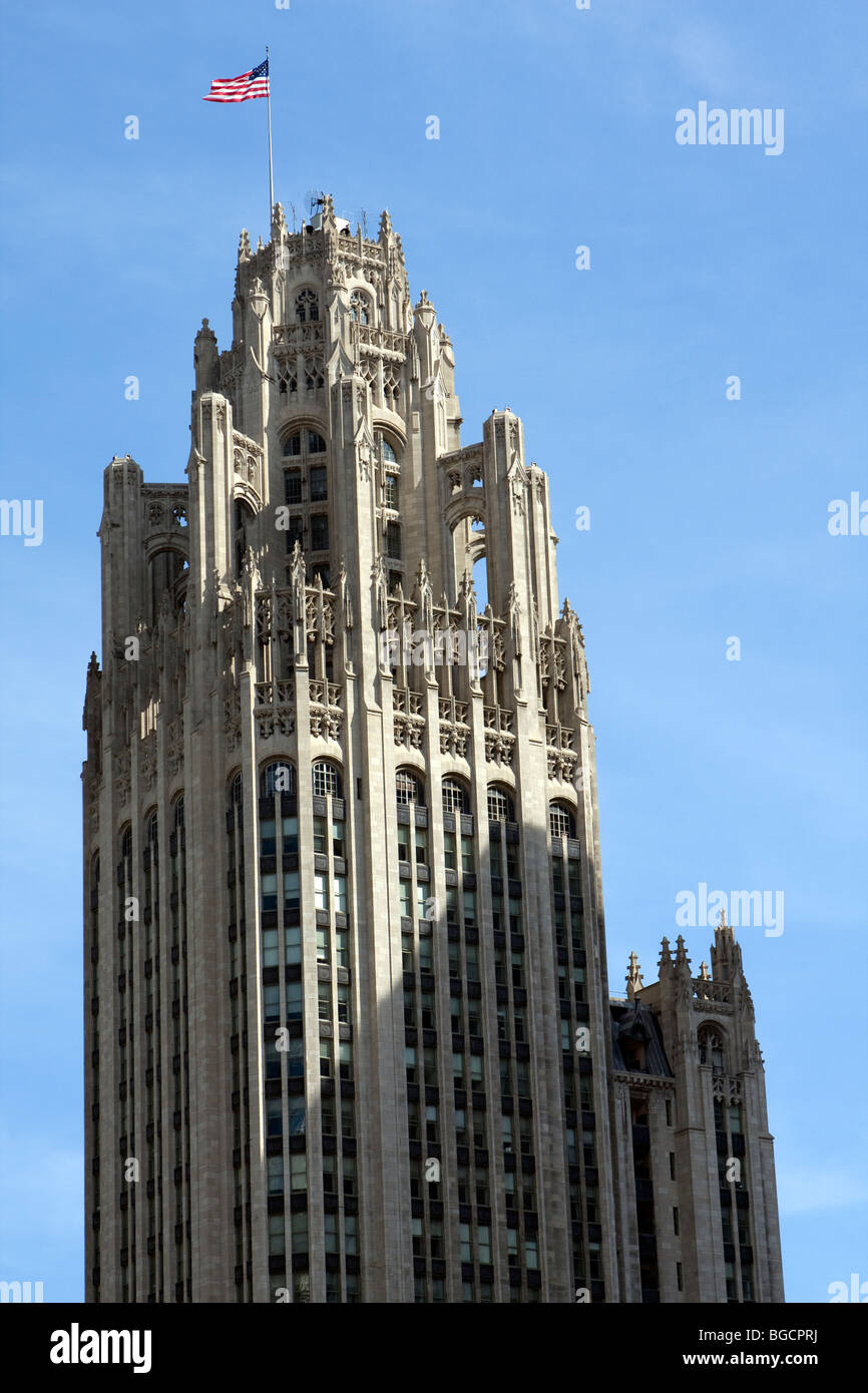 La Tribune Tower con bandiera americana sventola sulla parte superiore, Chicago, IL, Stati Uniti d'America, America del Nord Foto Stock
