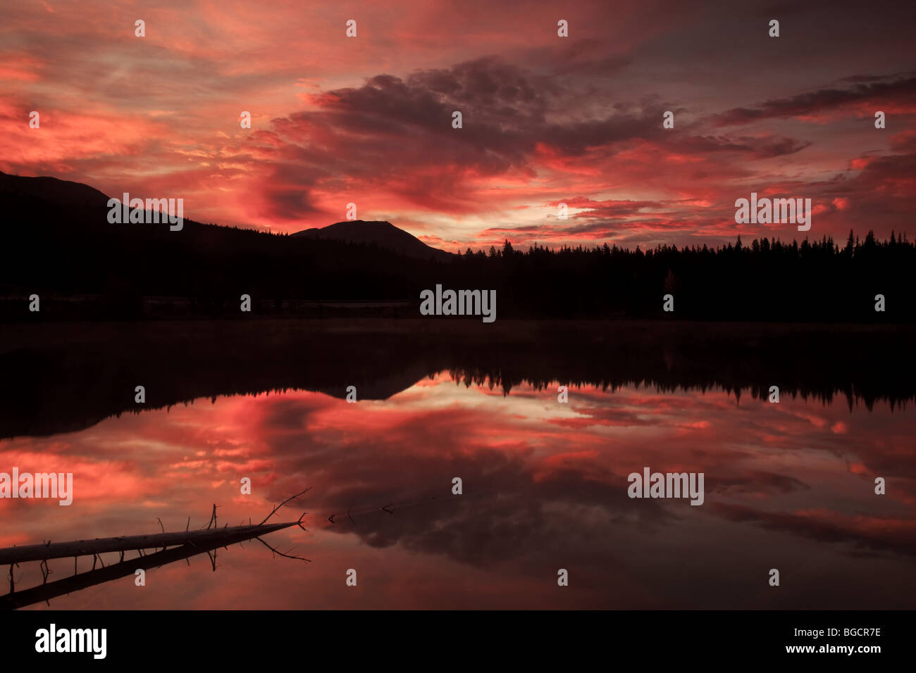 Un incredibilmente bella alba presso Herbert Lago in Banff National Park, Alberta, Canada Foto Stock