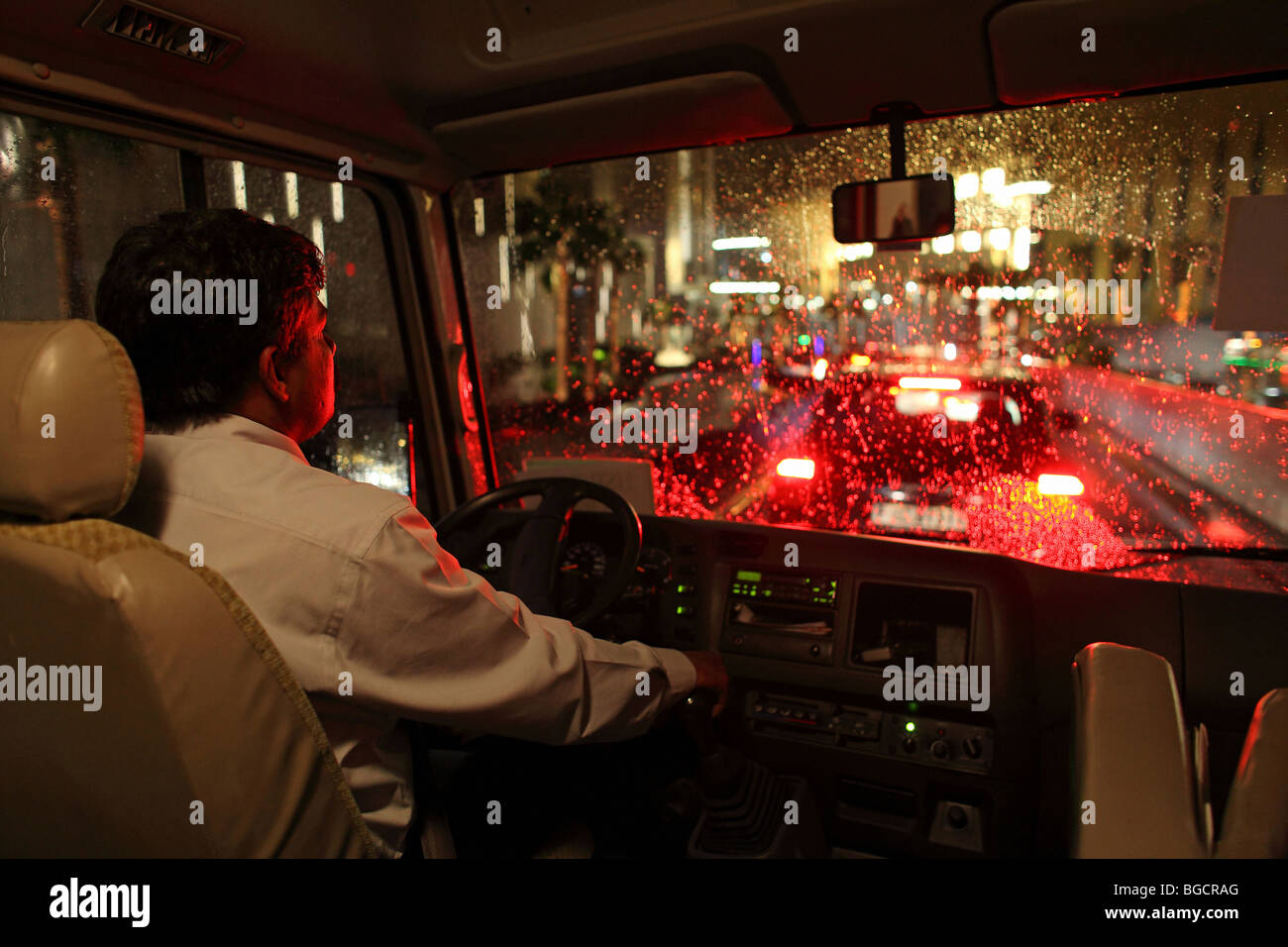 La scarsa visibilità sulla strada di notte, Dubai, Emirati Arabi Uniti Foto Stock