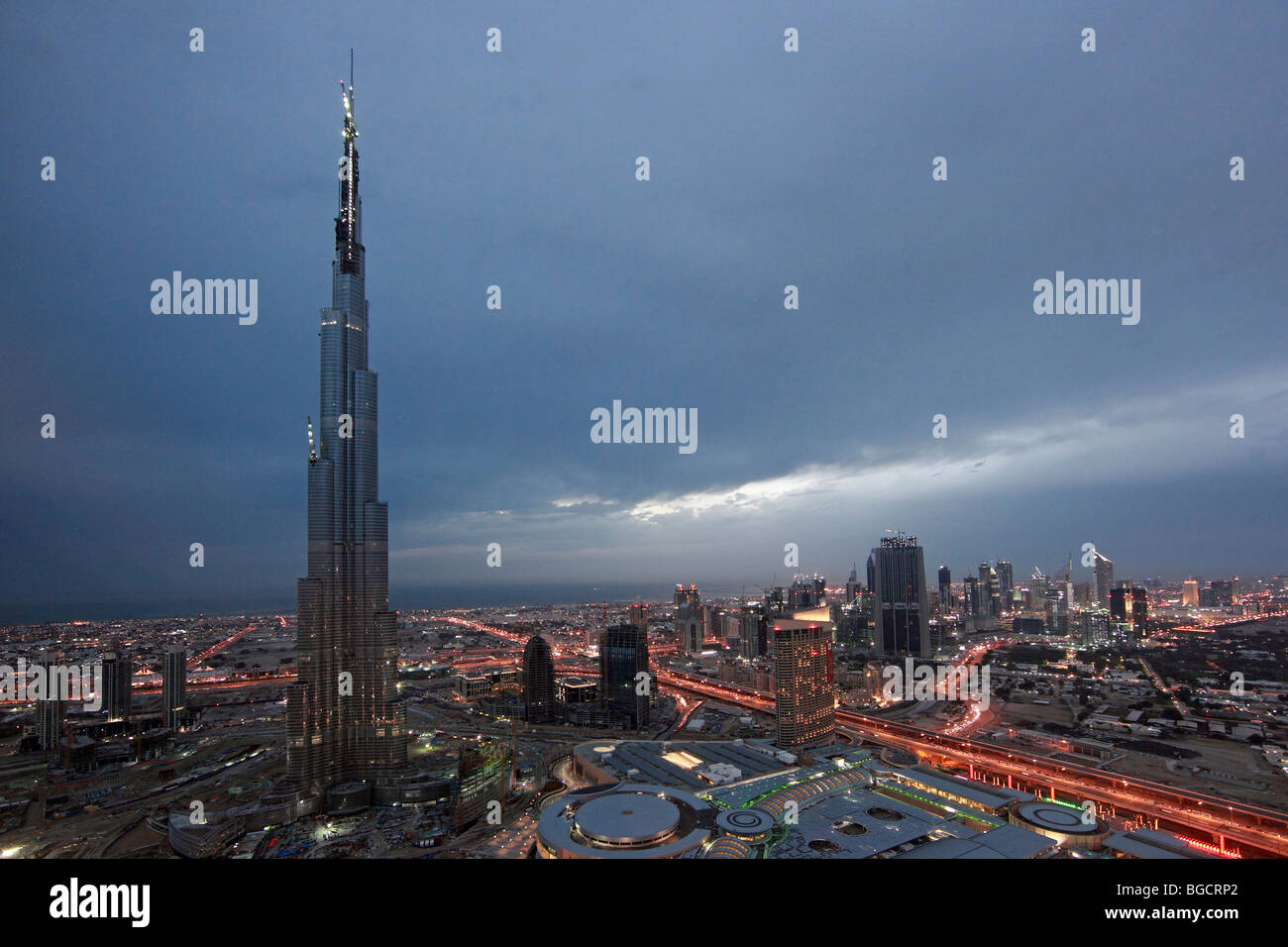 Cityscape di Dubai con il Burj Dubai in serata, Emirati Arabi Uniti Foto Stock