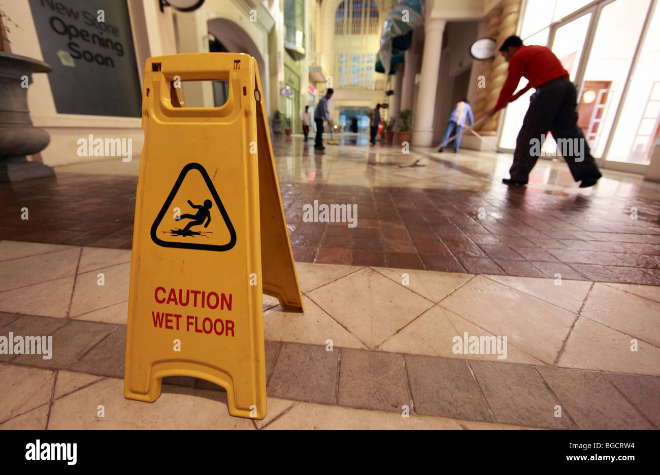 Un segnale di avvertimento pavimento bagnato, Dubai, Emirati Arabi Uniti Foto Stock