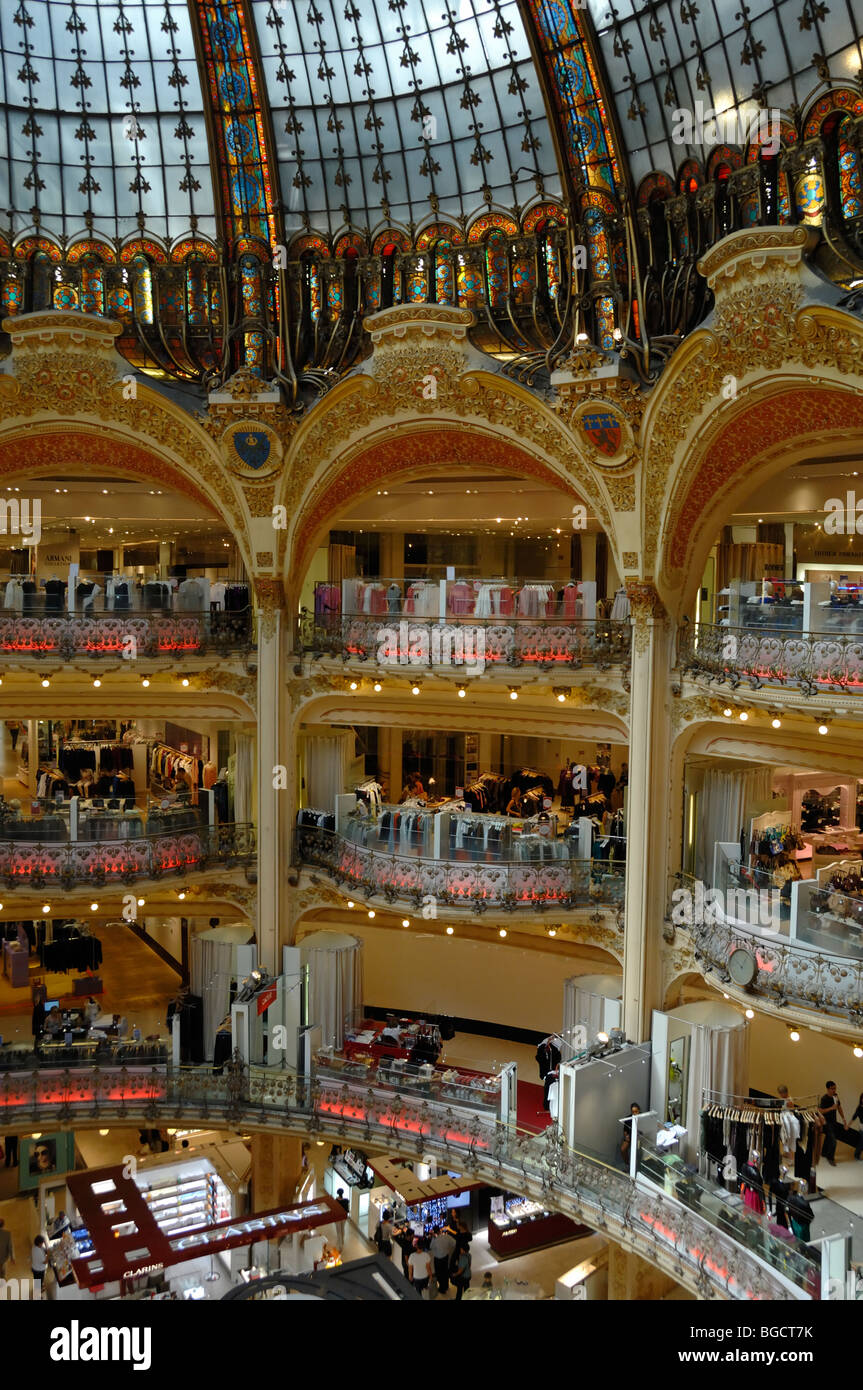 All'interno del Glass & Steel Dome delle Galeries Lafayette o Lafayette Department Store, 1912, Beaux-Arts o Belle Epoque Interior, Parigi, Francia Foto Stock