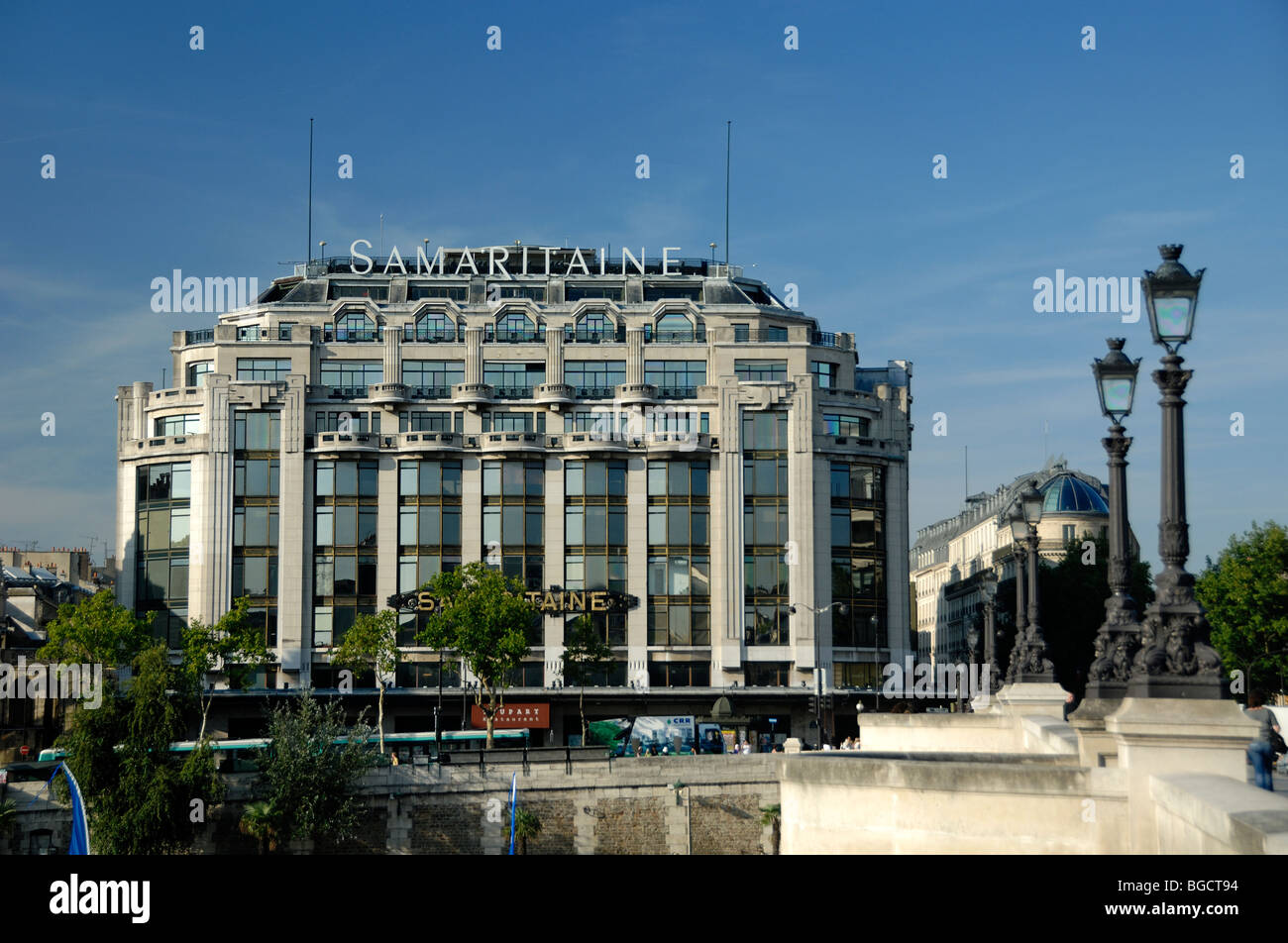 Grande magazzino la Samaritaine, costruito nel 1869, facciata Art Deco, Pont Neuf Bridge & Quai della Senna, Parigi, Francia Foto Stock