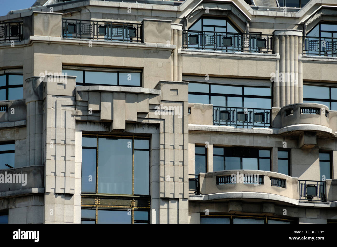 Art Deco balconi e facciata del grande magazzino la Samaritaine, costruito nel 1869, Parigi, Francia Foto Stock
