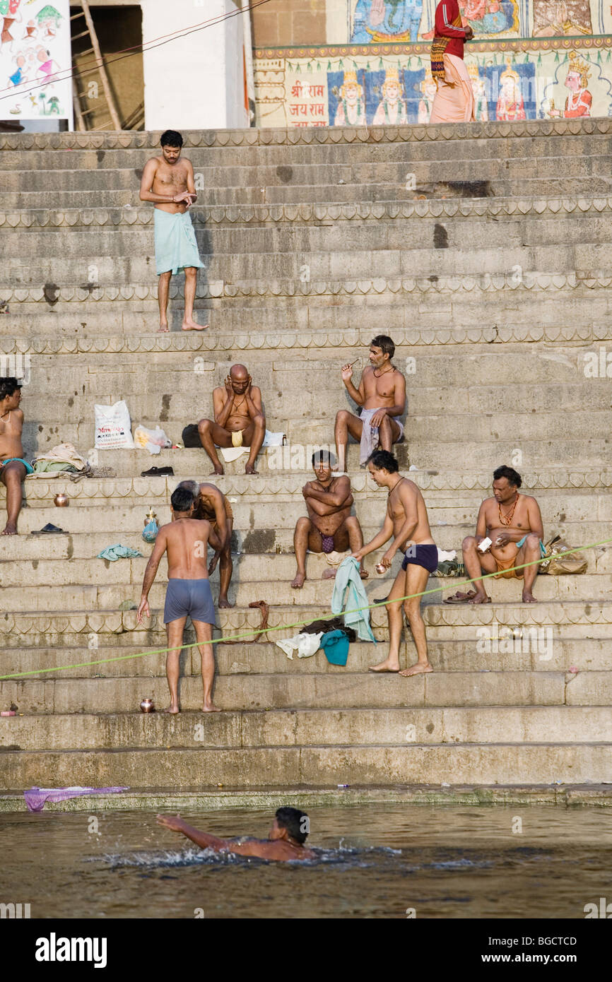 Gli uomini la balneazione nel fiume sacro Gange a Varanasi (India). Foto Stock