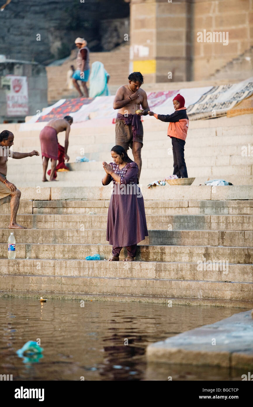 Donna che prega per la Madre Ganga, il santo Ganges River, a Varanasi (India). Foto Stock