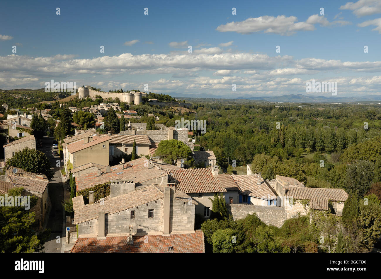 Vista aerea o alta Agle vista sul villaggio & Case di Villeneuve-les-Avignon, & Fort Saint André, Gard, Languedoc-Roussillon, Francia Foto Stock
