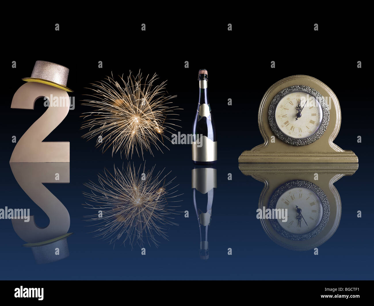 Anno Nuovo 2010 composta da golden due cifre, fuochi d'artificio burst, bottiglia di champagne e un orologio da tavolo riflettendo sul blu scuro superficie Foto Stock