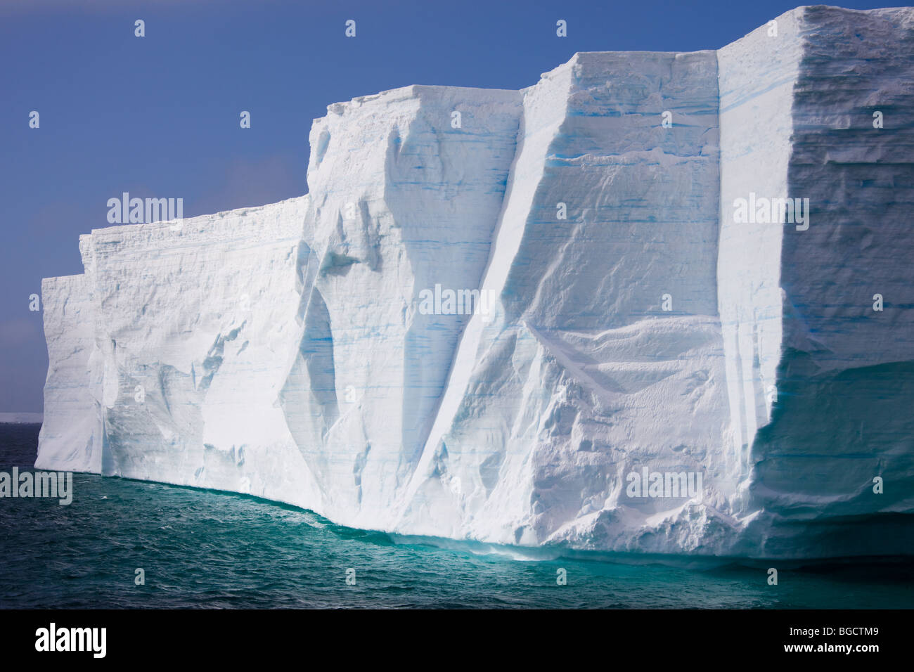 Bella iceberg vicino a sud delle Isole Shetland in Antartide Foto Stock