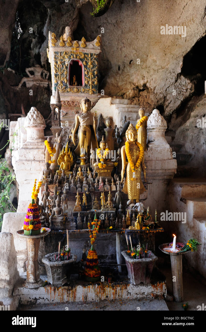 Laos; Luang Prabang; immagini di Buddha in basso a Pak Ou grotta Foto Stock