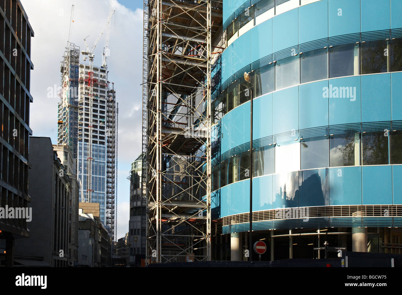 Edificio di moderna costruzione nel quartiere finanziario centrale del centro cittadino Londra Inghilterra moderna architettura design costruzione Foto Stock