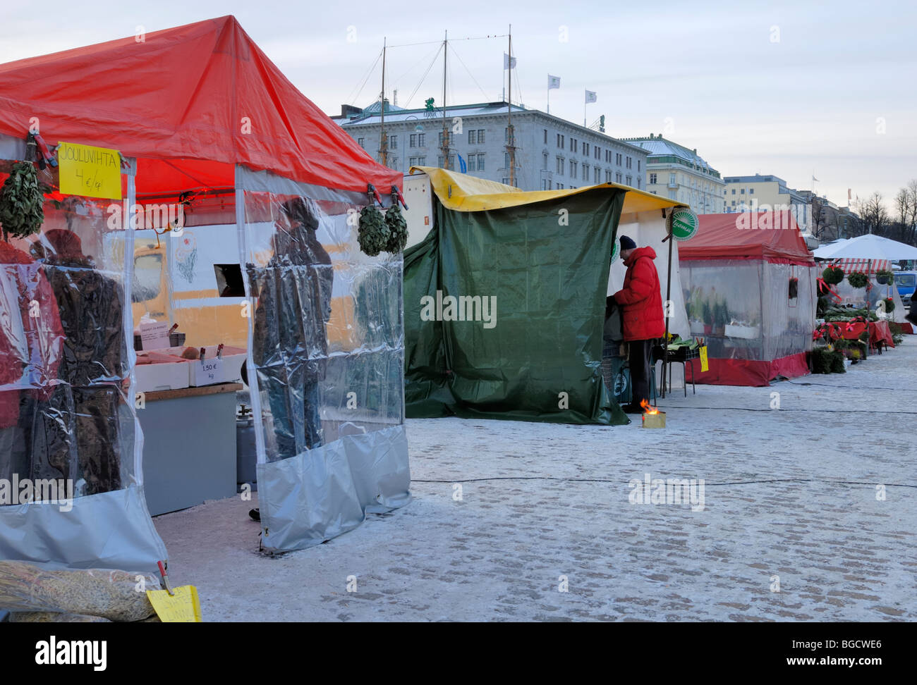 I fornitori a tenda stand nel mercato di Helsinki piazza all'inverno. Helsinki, Finlandia e Scandinavia, Europa. Foto Stock
