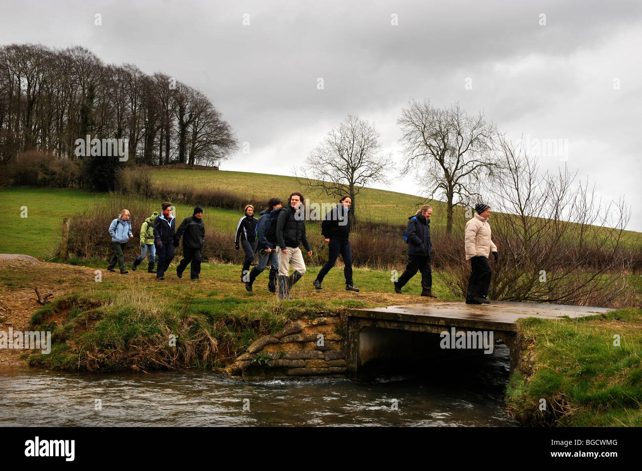 Un piccolo gruppo su una vacanza a piedi in Cotswolds, GLOUCESTERSHIRE REGNO UNITO Foto Stock