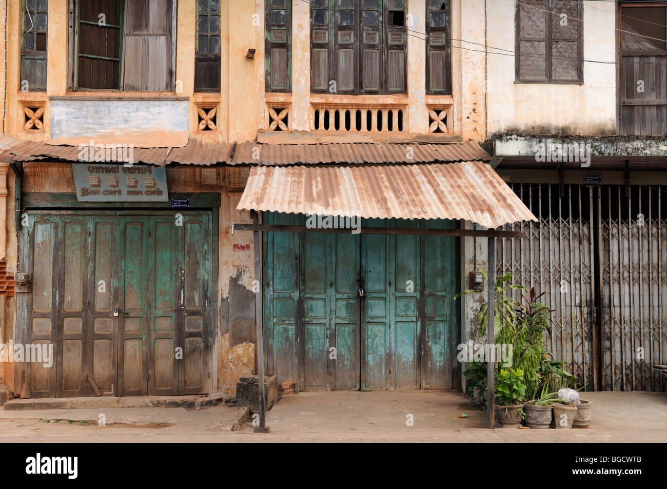 Laos; Savannakhet; Fading era coloniale degli edifici Foto Stock