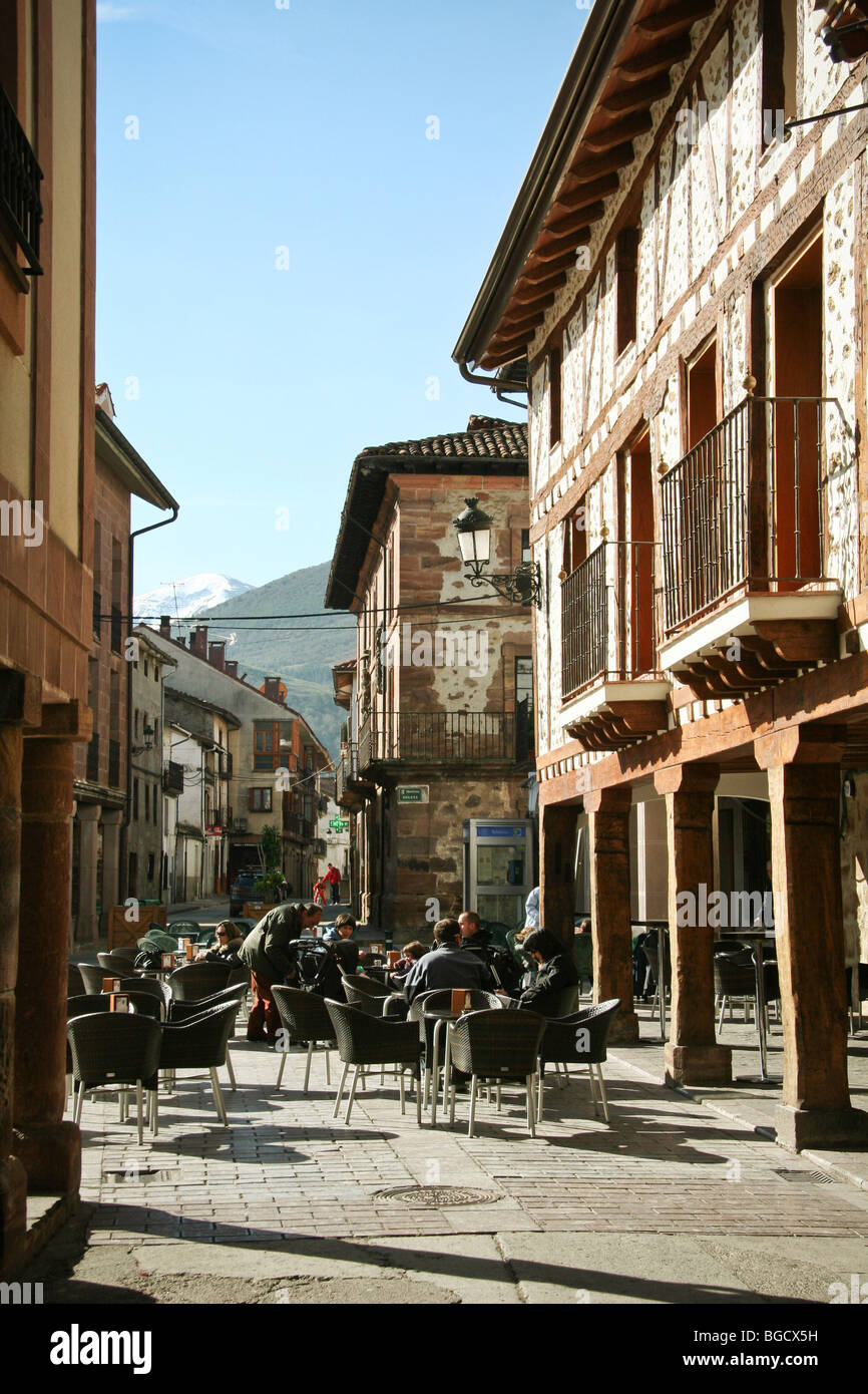 9 aprile 2009 Plaza nel centro di Ezcaray, La Rioja, Spagna, con la montagna sciistica di Valezcaray in background. Foto Stock