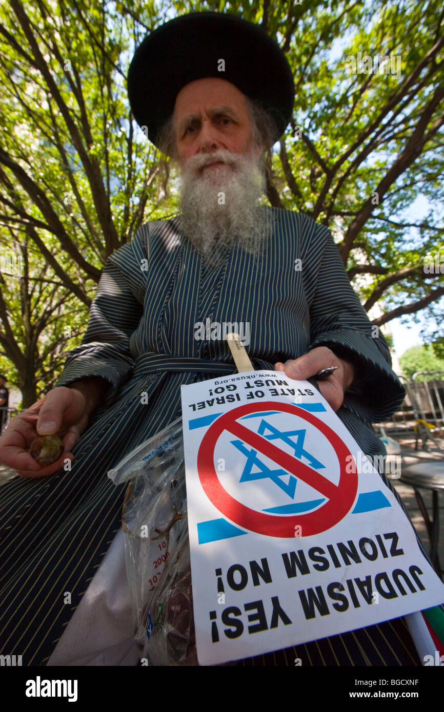 Hasidic rabbini Ebrei contro il sionismo in Israele Parade di New York City Foto Stock