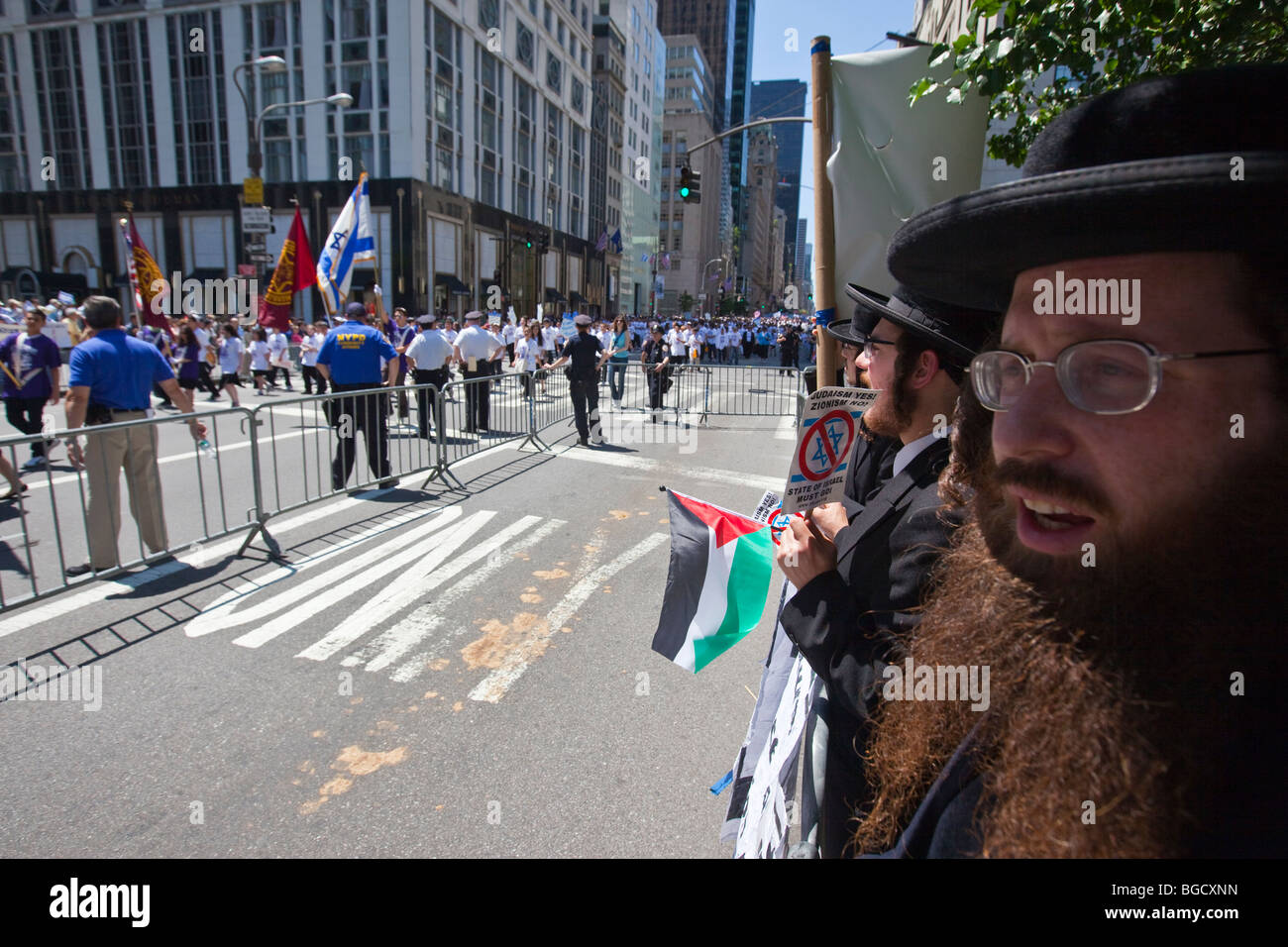 Hasidic rabbini Ebrei contro il sionismo in Israele Parade di New York City Foto Stock
