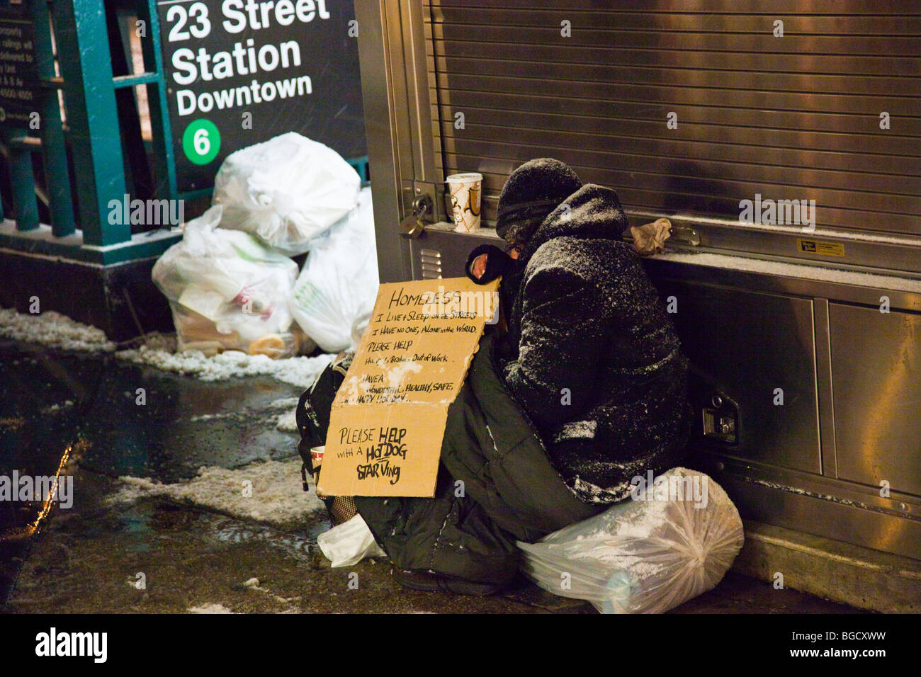 Uomo senza tetto a Manhattan, New York City Foto Stock