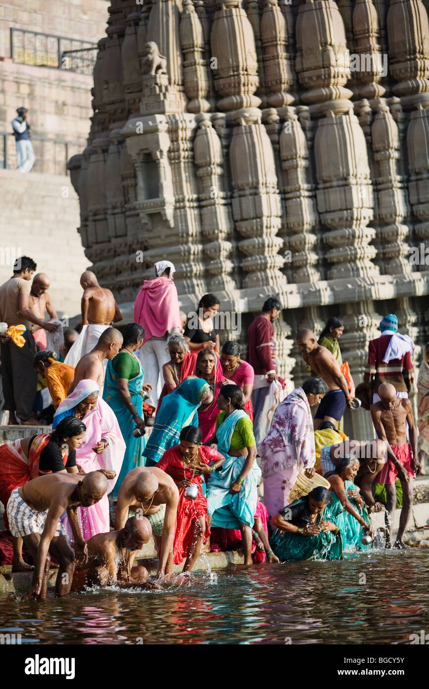 La folla si riuniscono per le sponde del sacro Fiume Gange per il rituale del bagno di mattina. Varanasi (India). Foto Stock