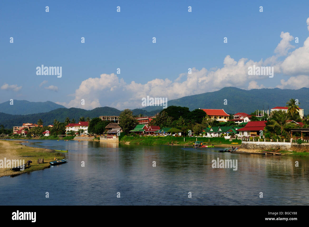 Laos; Vang Vieng; Nam Song River e Riverside alberghi e bar Foto Stock
