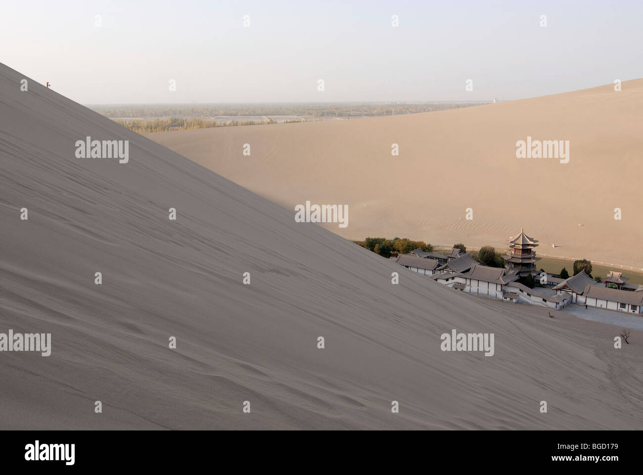 Vista da dune di sabbia del deserto del Gobi sulla Crescent Lake con la pagoda cinese in Dunhuang, Silk Road, Gansu, Cina e Asia Foto Stock