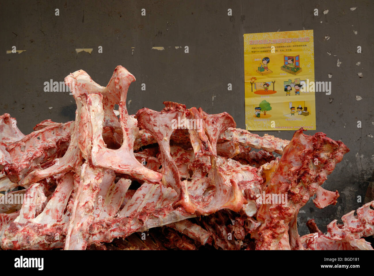 Le ossa di animali di una macelleria di fronte ad per l igiene del quartiere musulmano di Xian, Shaanxi, Cina, Asia Foto Stock