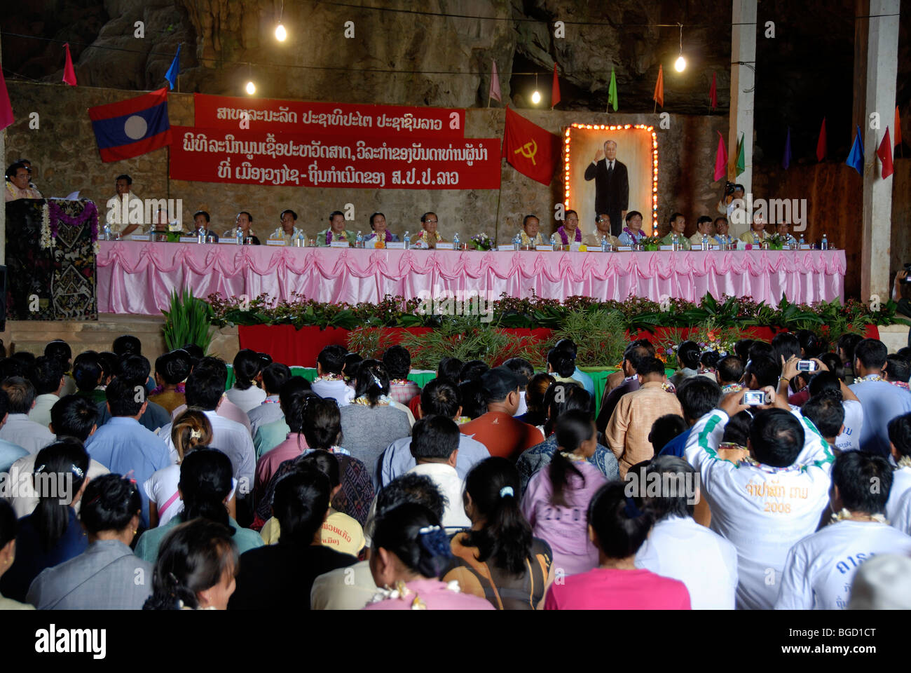 Caso del partito comunista del Pathet Lao grotta Tham Lot Sang Elephant grotta, un lungo tavolo con molti delegati di fronte a Foto Stock