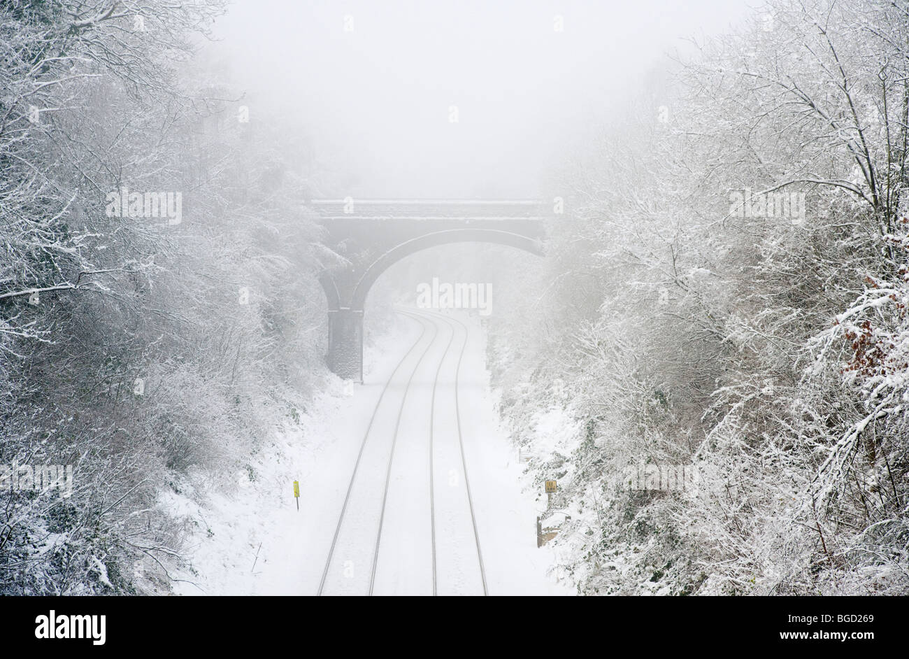 Il congelamento della nebbia e neve invernale oltre il Chilterns linea ferroviaria vicino a Beaconsfield Buckinghamshire REGNO UNITO Foto Stock