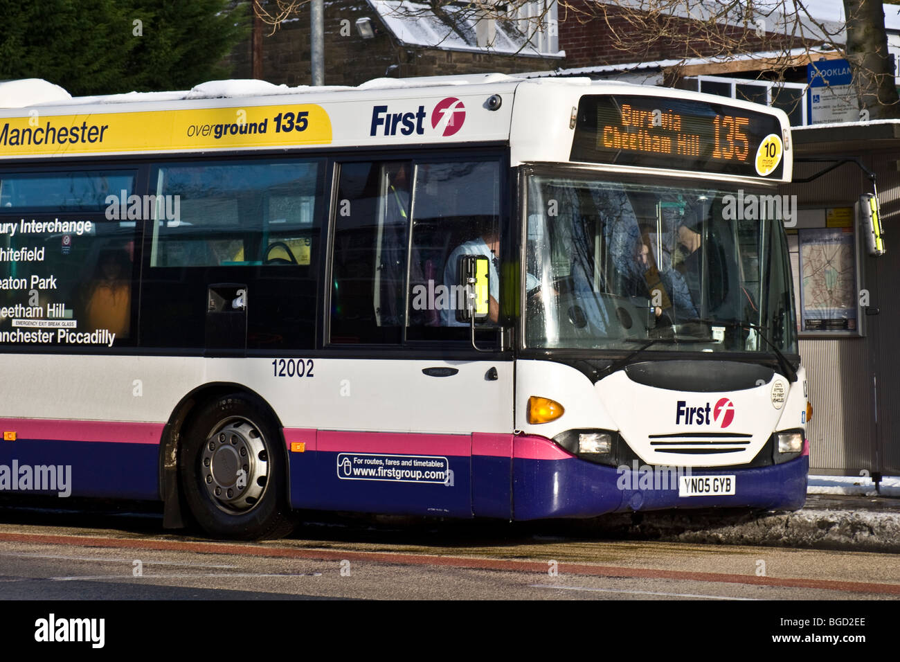 Bendy bus gestito da primo autobus su Bury al percorso di Manchester. Bury Old Road, Birmingham, Manchester, Regno Unito Foto Stock