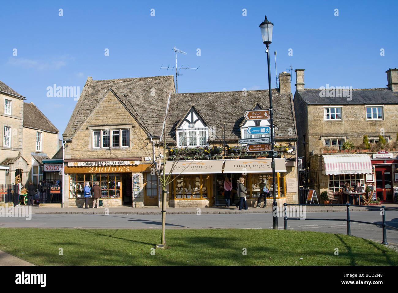 High Street negozi, Bourton-on-the-acqua, Gloucestershire, England, Regno Unito Foto Stock