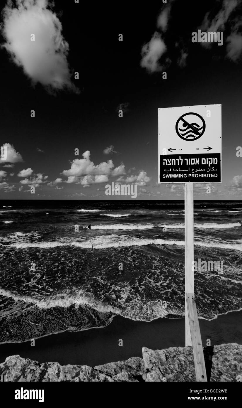 Tel Aviv, Israele. un 'n' Nuoto segno sulla spiaggia. Orizzontale e verticale, a colori e B/W versioni disponibili. Foto Stock