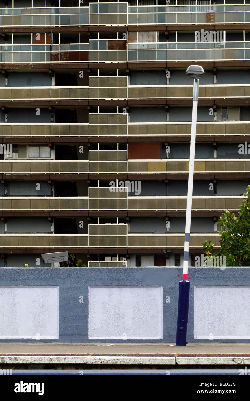 Inclinazione piantone illuminazione a Elephant & Castle segno stazione con Heygate blocco immobiliare in background Foto Stock