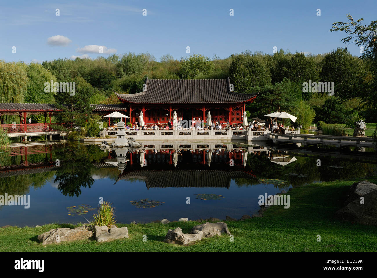 Berlino. Germania. Il Padiglione Cinese e la sala da tè presso i Giardini del Mondo (Garten der Welt) Parco ricreativo in Marzahn. Foto Stock