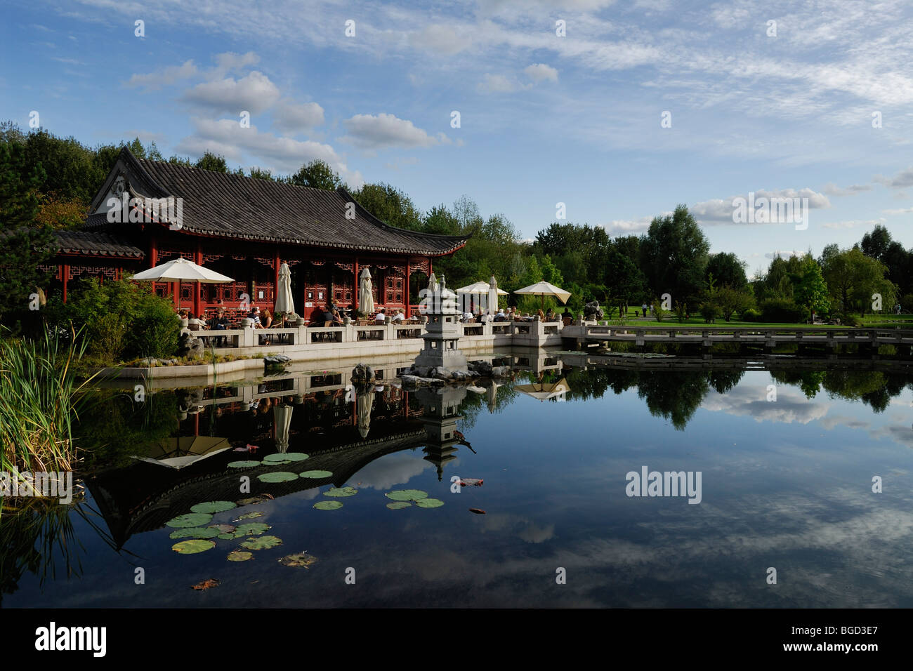 Berlino. Germania. Il Padiglione Cinese e la sala da tè presso i Giardini del Mondo (Garten der Welt) Parco ricreativo in Marzahn. Foto Stock