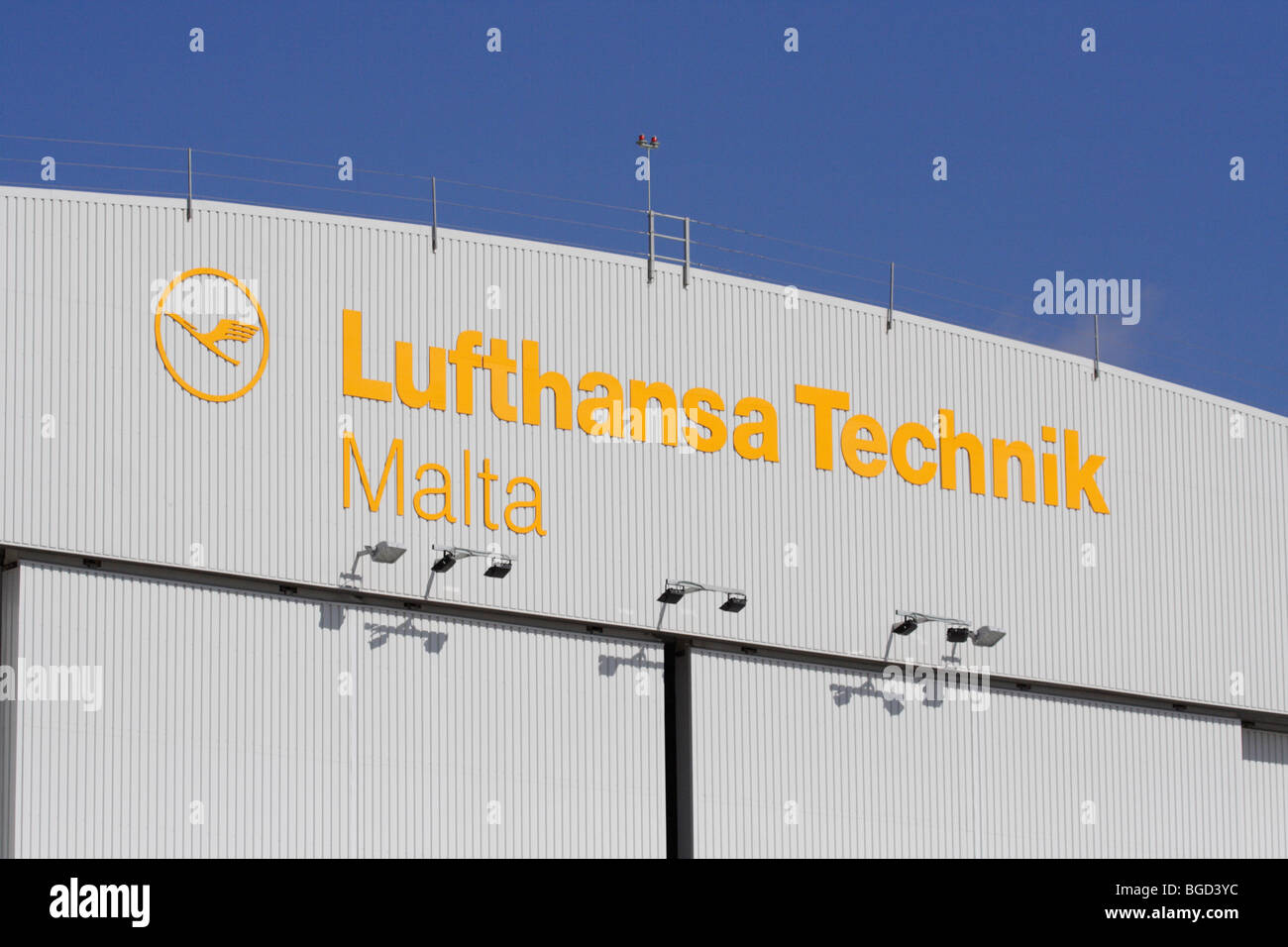 Dettagli dalla Lufthansa Technik Malta hangar presso il Malta International Airport. Solo uso editoriale. Foto Stock