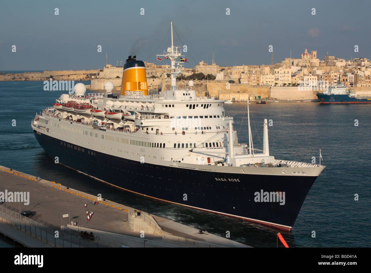 Mediterraneo viaggi e turismo. la nave da crociera saga rose lasciando malta il Grand Harbour Foto Stock