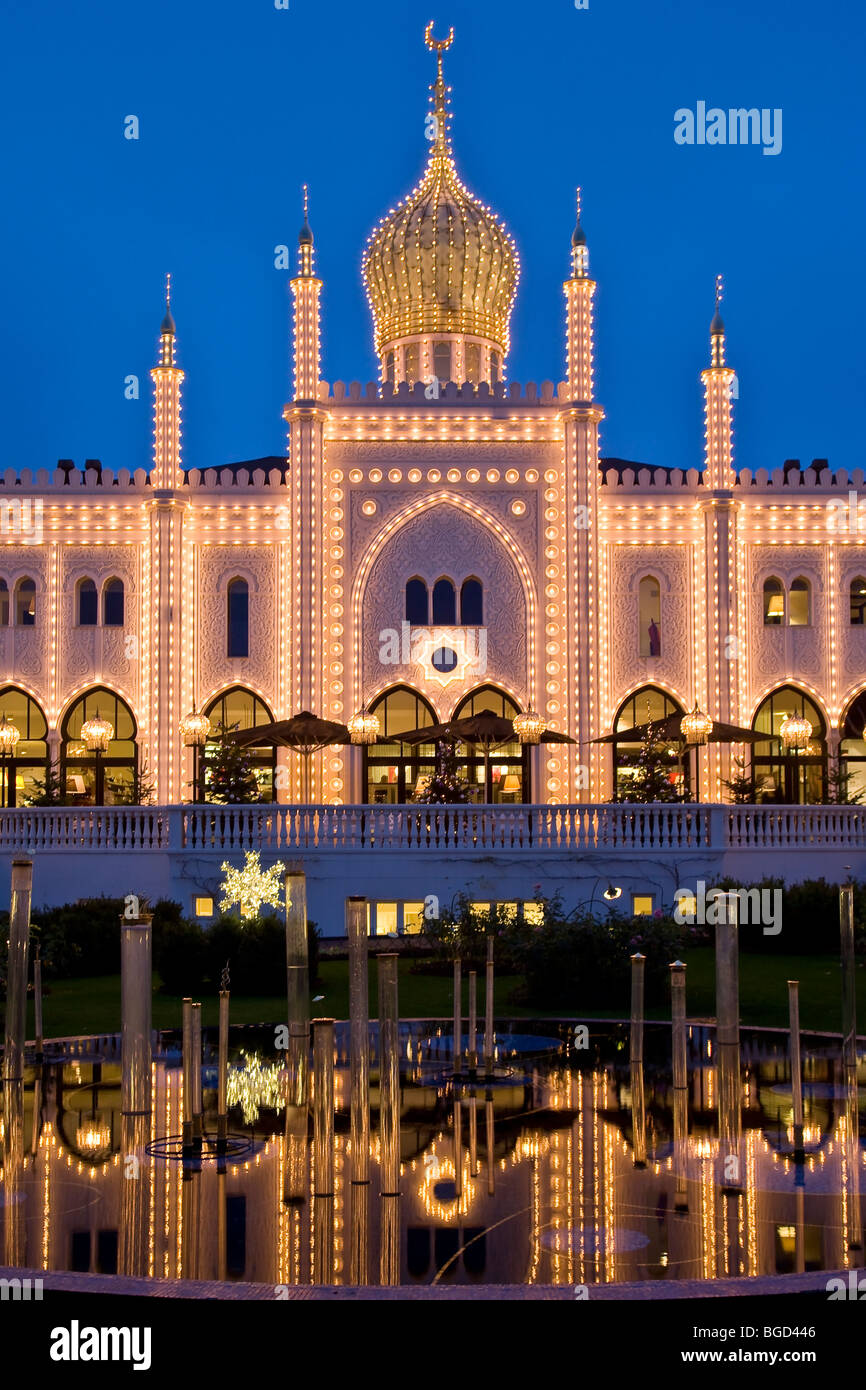 Festively illuminato ristorante Nimb a Tivoli, Copenaghen, Danimarca, Europa Foto Stock