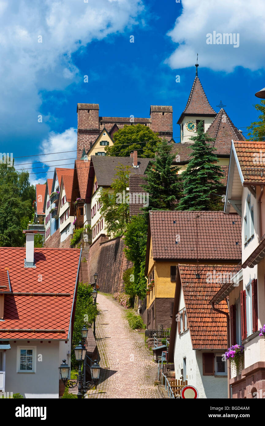 Schlosssteige street con Castello Berneck, Foresta Nera, Baden-Wuerttemberg, Germania, Europa Foto Stock