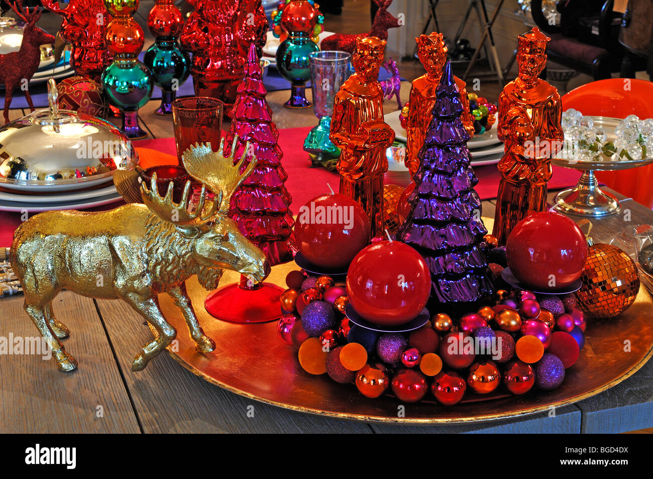 Moderne decorazioni di Natale su una tavola decorata per la vendita, Im Weller, Norimberga, Media Franconia, Baviera, Germania, Europa Foto Stock
