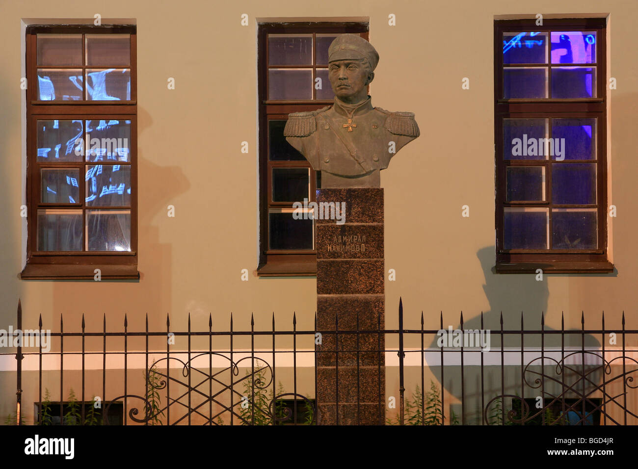 Statua di ammiraglio Russo Pavel Nakhimov fuori l'Accademia Navale a lui intitolato a San Pietroburgo, Russia Foto Stock
