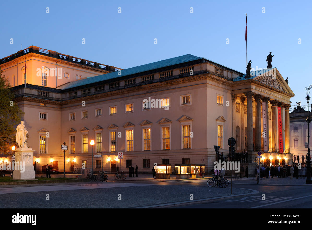 La Deutsche Staatsoper Unter den Linden di notte, Berlin Mitte, Berlin, Germania, Europa. Foto Stock