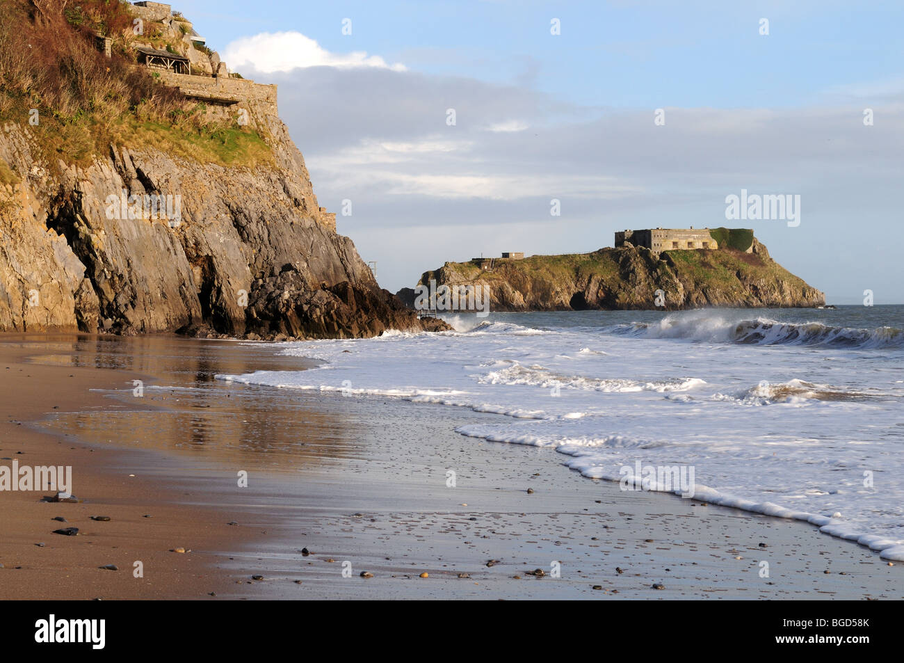 St Catherines Fort Island da Tenby South Beach Pembrokeshire Wales Cymru REGNO UNITO GB Foto Stock