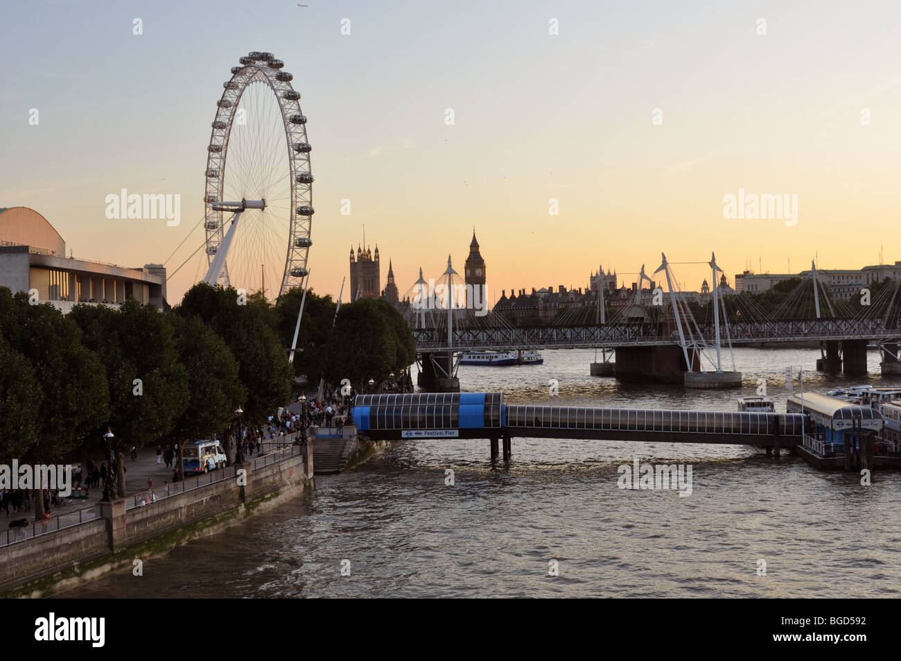 Il London Eye vista dal ponte di Waterloo Foto Stock