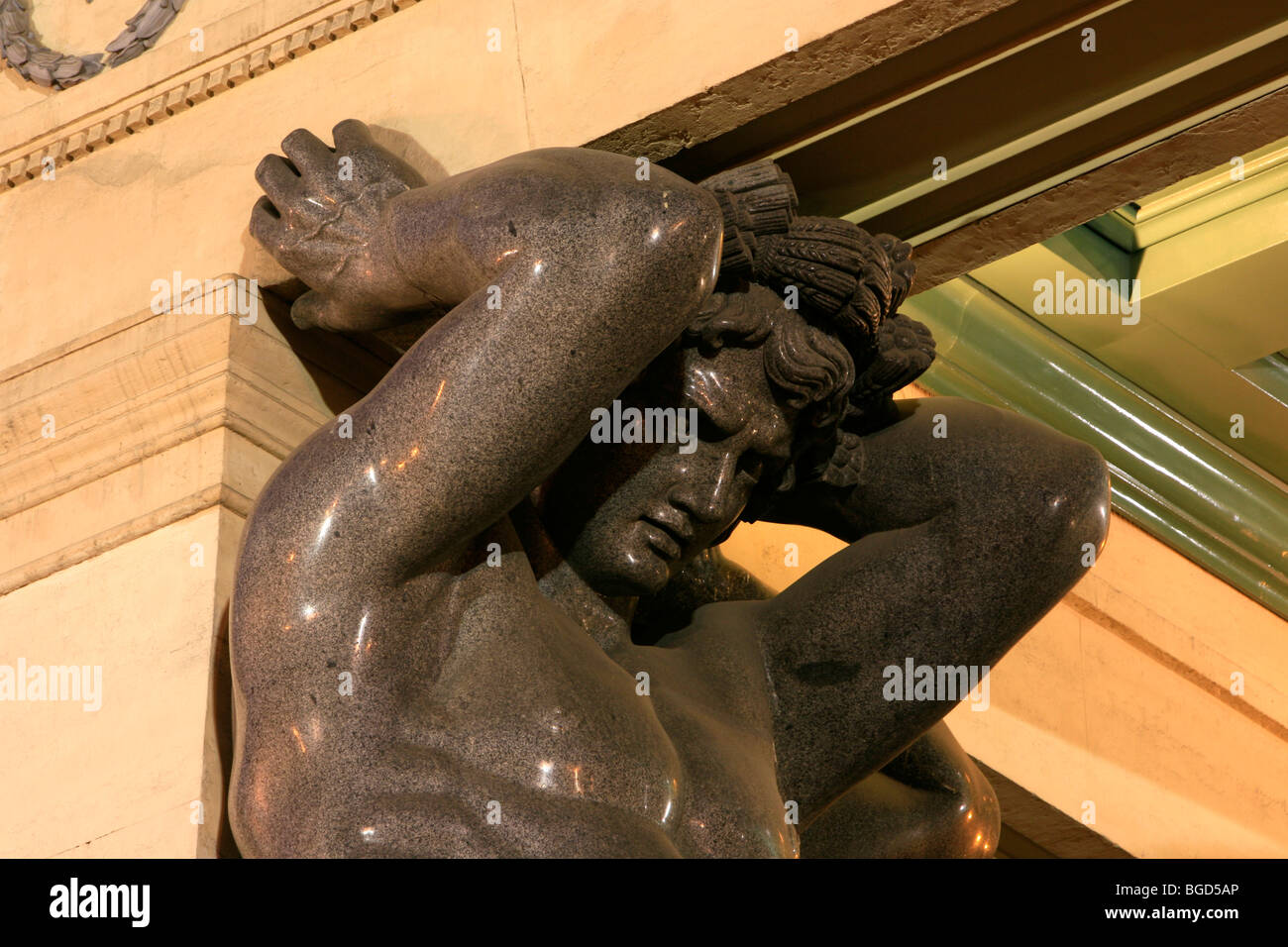 Atlas statua al portico del Museo Hermitage di San Pietroburgo, Russia Foto Stock