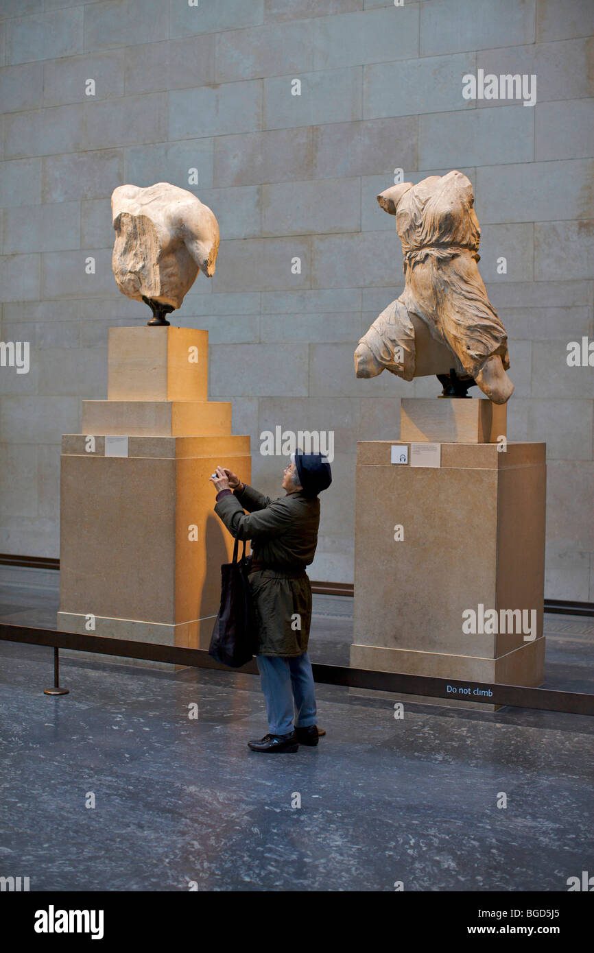 I turisti la visualizzazione di frontone alle sculture del Partenone noto come la questione dei marmi del Partenone al British Museum di Londra REGNO UNITO Foto Stock