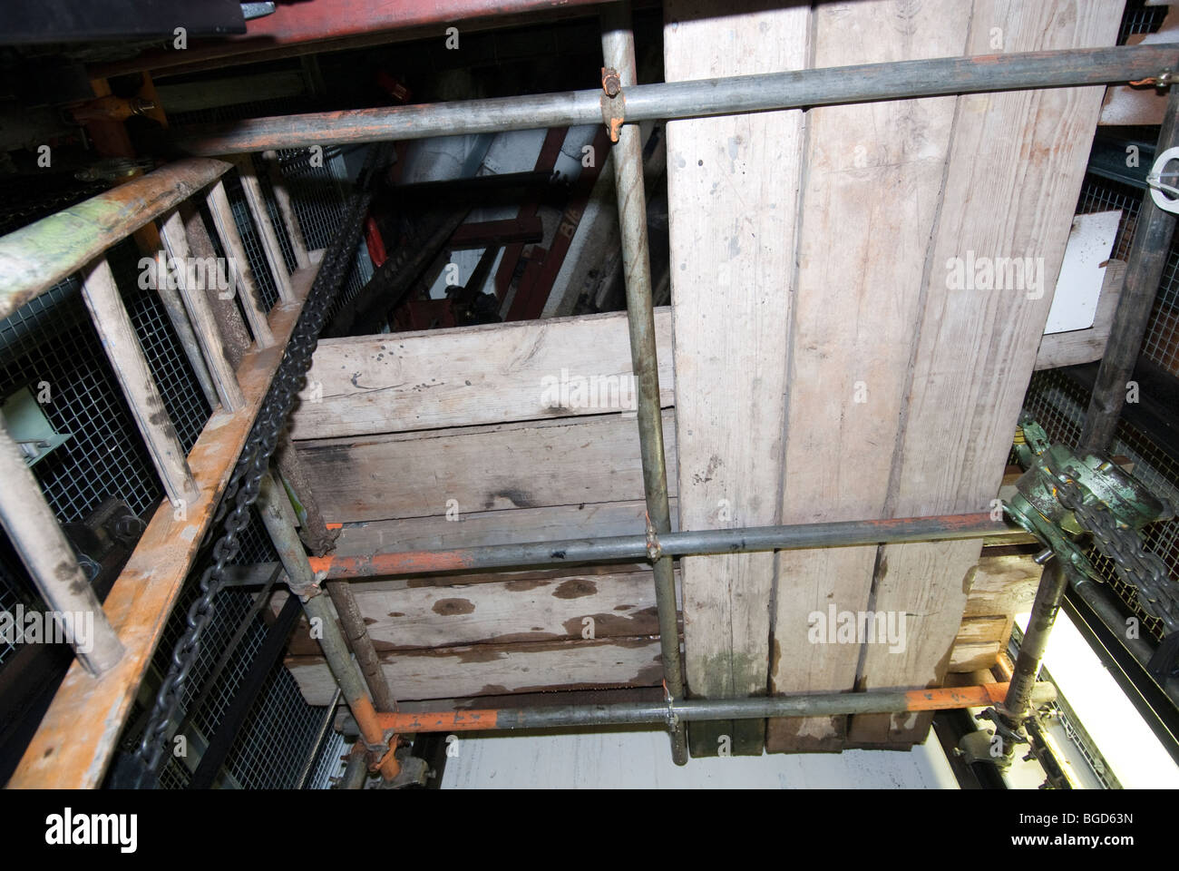 Albero di sollevamento in fase di manutenzione e di riparazione in alto edificio Foto Stock