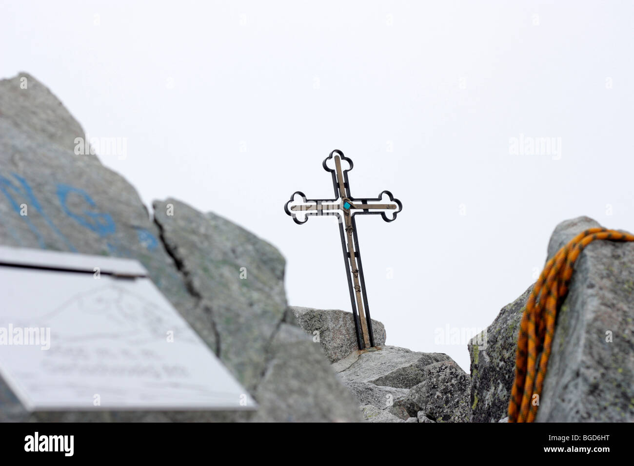 Croce di metallo su Gerlachovsky stit summit Alti Tatra, Slovacchia Foto Stock