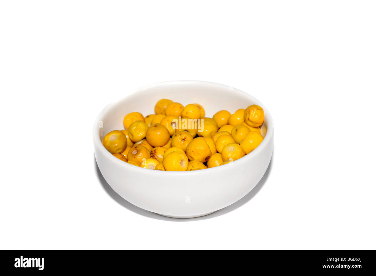 Murici (Byrsonima verbacifolia ) frutto in una ciotola su sfondo bianco Foto Stock