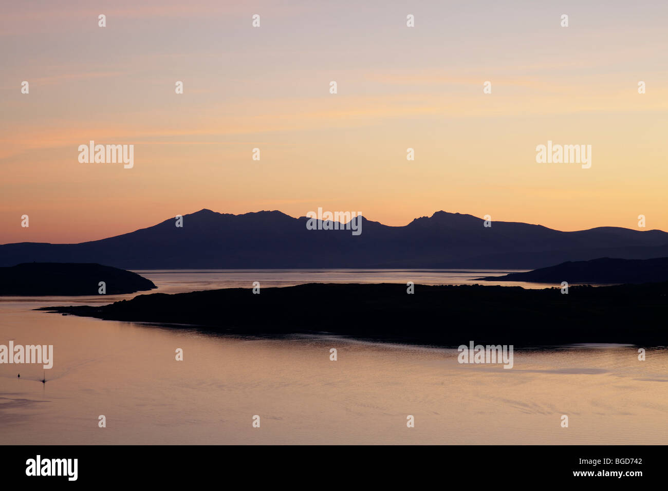 Tramonto sulle isole di Arran, Great Cumbrae e Little Cumbrae nel Firth di Clyde, Nord Ayrshire, Scozia, Regno Unito Foto Stock